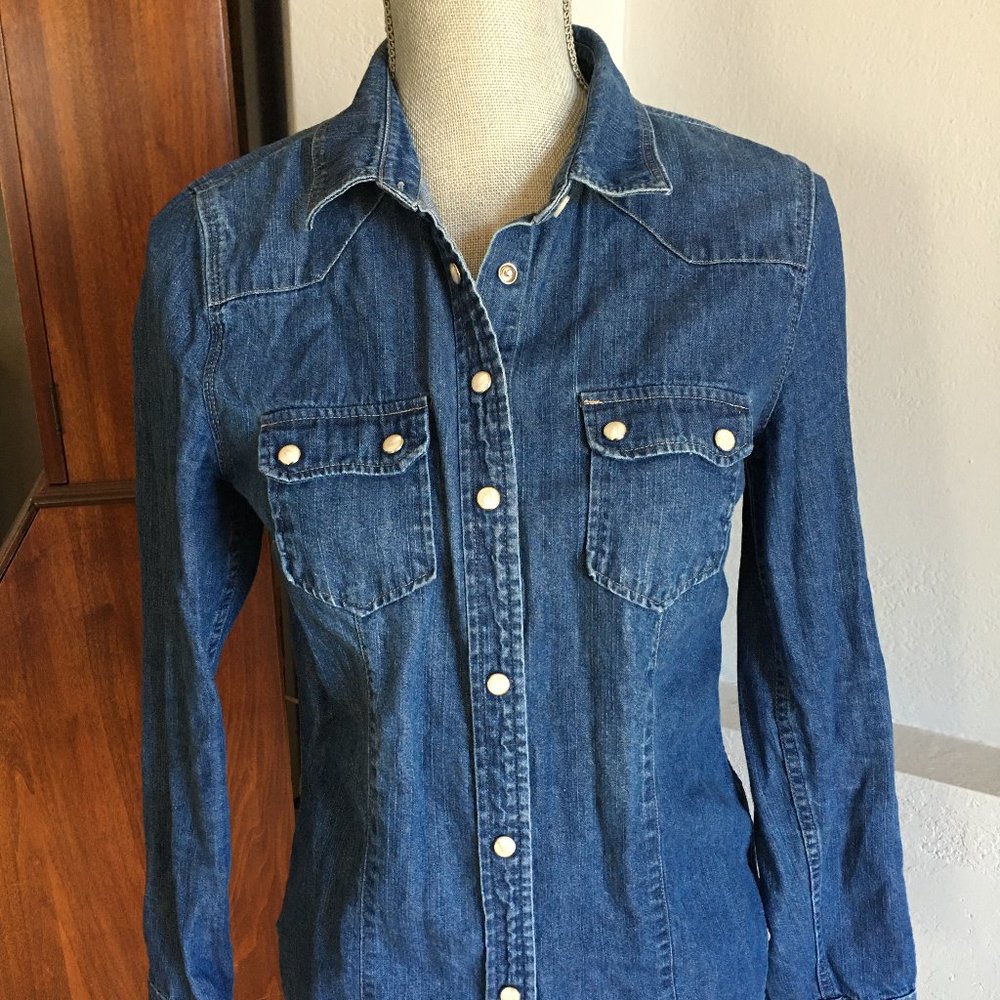 FOREVER 21 DENIM PEARL SNAP SHIRT MEDIUM